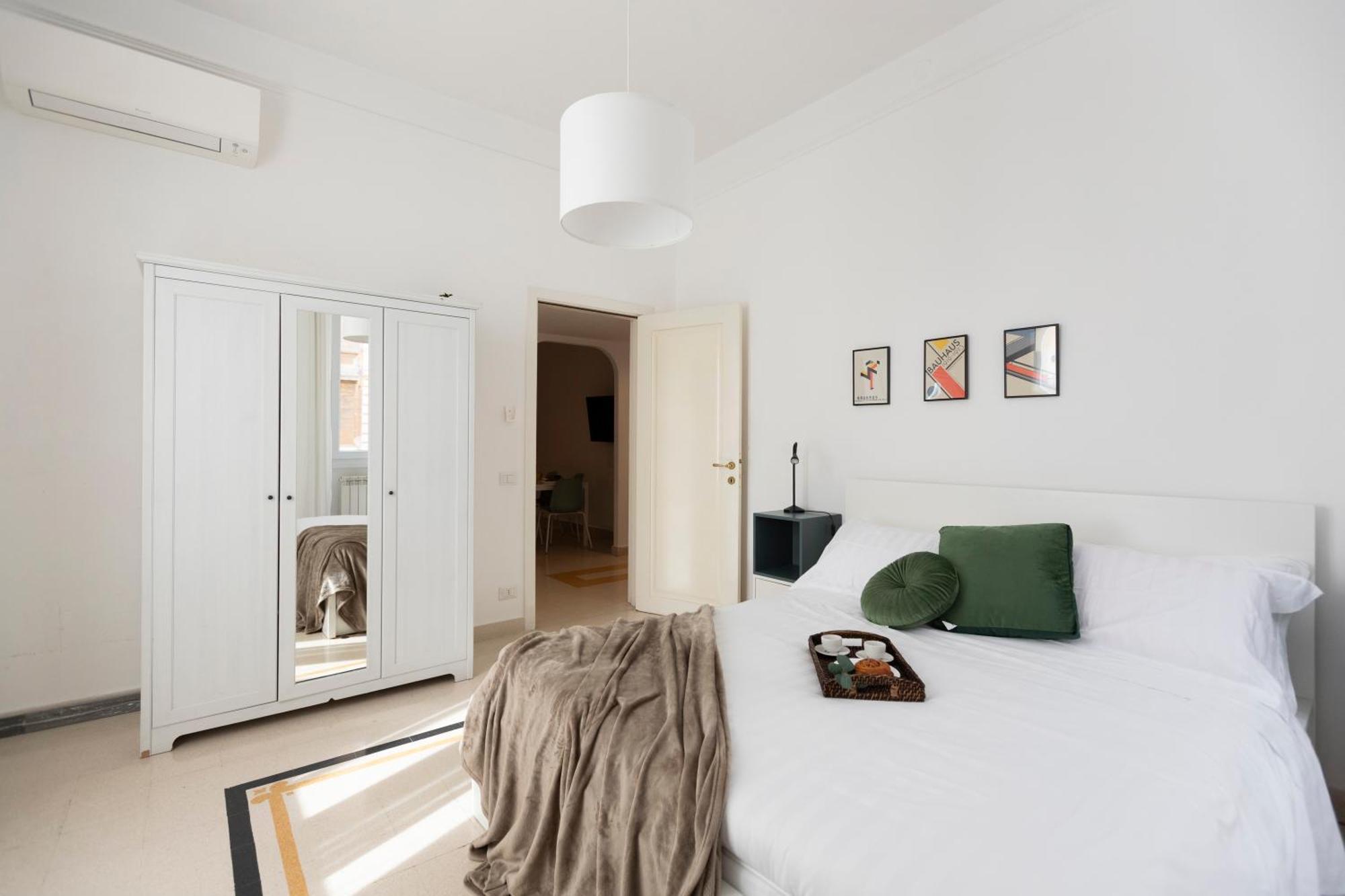 The Rent - Sunny Three-bedroom Near Ottaviano Metro Stop Rom